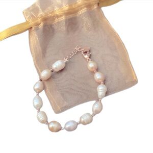 New Elegant Pearl Bracelet with Gold Accents